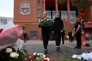 半岛·综合体育官网入口-永不独行！两名利物浦女足队员在安菲尔德悼念若塔兄弟