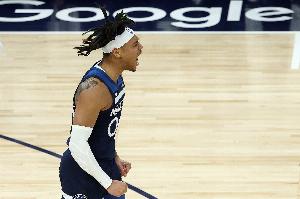 半岛体育-主要得分点！小香农19中8拿到全场最高24分 另有7板3助&amp;0失误