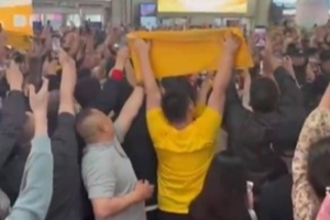 山西男篮时隔13年后重返四强！上千名球迷在机场接球队凯旋