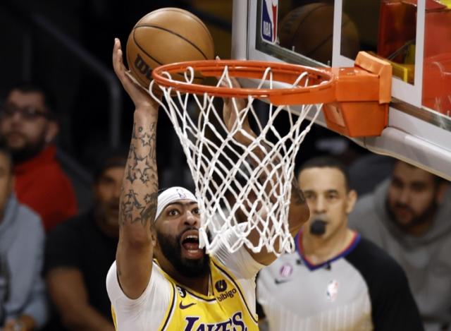 半岛体育-新援乏力季前赛仅2胜4负 湖人新赛季状态令人忧心