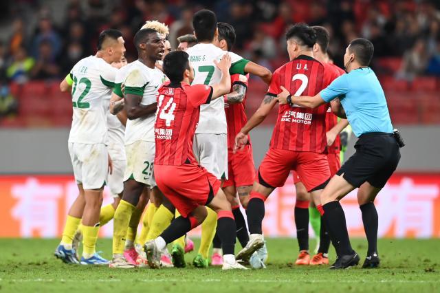 半岛·体育中国官方网-【中超】夺冠悬念继续！颜骏凌送礼 海港1比2负国安