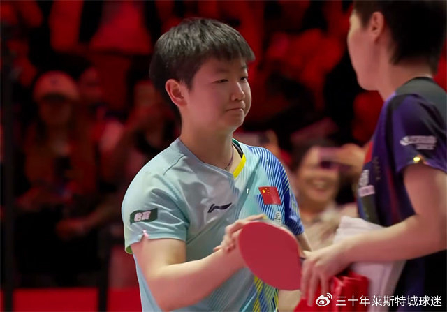 半岛体育-王曼昱领奖合影闹尴尬！被批评不和冠军握手，孙颖莎发声说明问题|女单|国乒|比赛|球迷|乒乓球_新浪体育_新浪新闻