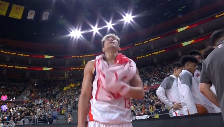 依旧犀利！郭艾伦弧顶摆脱徐杰直杀篮下拿到两分